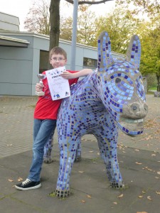 Adrian mit Pokal